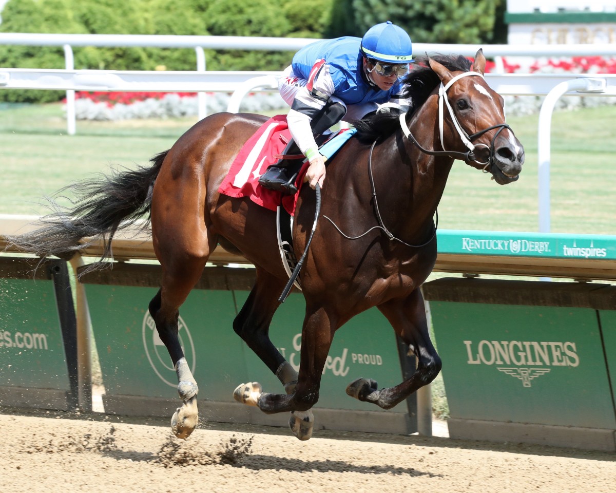 FAVORITE HOT AND SULTRY WINS SATURDAY’S AMERICAN BEAUTY